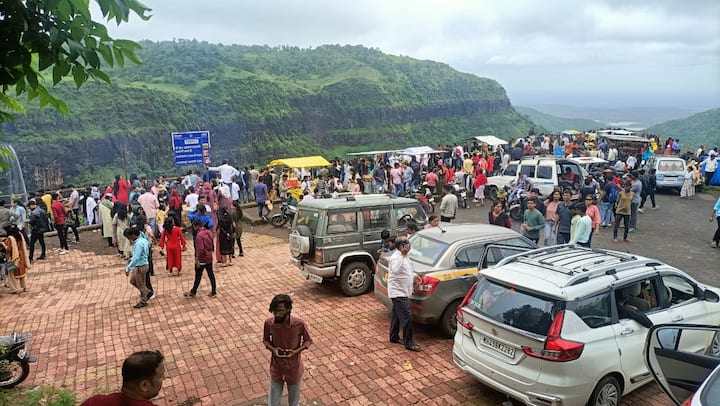 कावलेसाद पठारावरून वाहणारे पाणी जेव्हा या दरीत कोसळतं तेव्हा ते पाणी खाली न कोसळता पुन्हा वाऱ्यामुळे उलटं वर येतं आणि पाऊस पडत असल्याचा अनुभव देतं, ओलेचिंब करत. त्यामुळेच याठिकाणी पर्यटक मनसोक्त आनंद घेण्यासाठी आवर्जून भेट देतात.