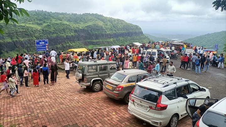 चिखलदरा येथील भीमकुंडचा धबधबा पाहण्यासाठी पर्यटकांची मोठी गर्दी होतेय..