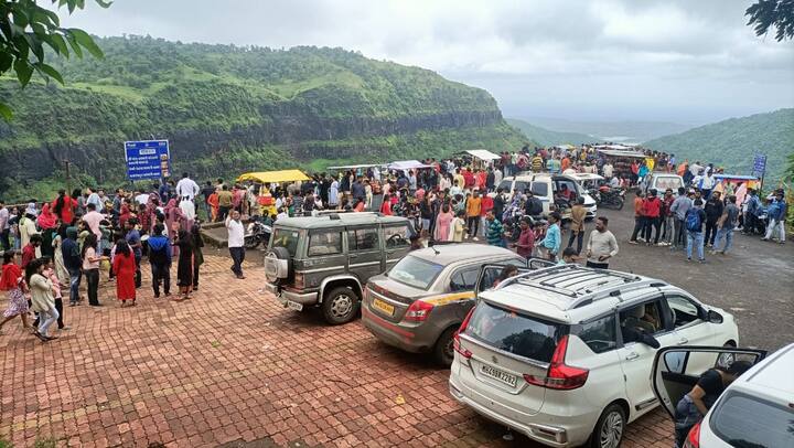 उलट्या दिशेने वाहणाऱ्या धबधब्याचं पर्यटकांना नेहमी आकर्षण असतं. काही क्षणात धुक्यात व्यापून गेलेली दरी, ऊन पाऊस हा खेळ, याठिकाणी पर्यटकांना वेगळ्याच वातावरणाचा फील देतो. त्यामुळे याठिकाणी पर्यटक गर्दी करत असतात.