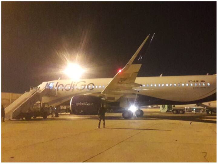 IndiGo Sharjah-Hyderabad flight diverted to Pakistan Karachi after pilot reported technical defect in the aircraft इंडिगो के विमान की पाकिस्तान में कराई गई इमरजेंसी लैंडिंग, तकनीकी खराबी के चलते डायवर्ट हुई फ्लाइट