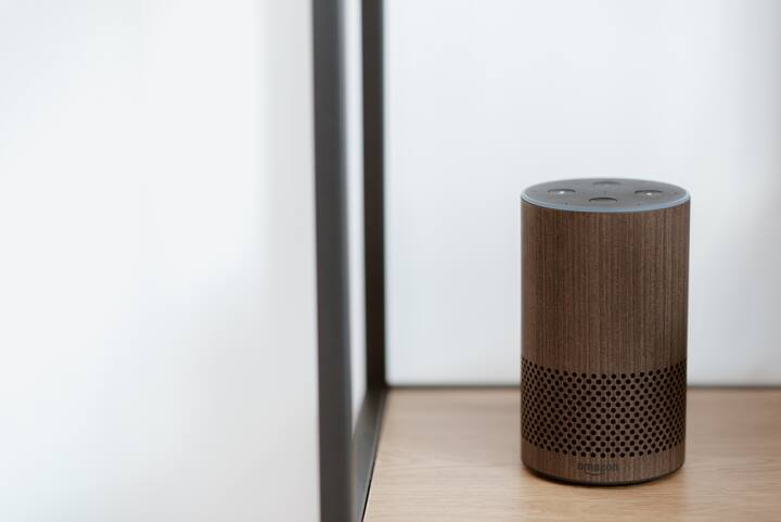 এই দেশে Xiaomi Smart Speaker (IR Control)- এর আসল দাম ৫৯৯৯ টাকা। তবে বর্তমানে পাওয়া যাচ্ছে ৪৯৯৯ টাকায়। শুধুমাত্র কালো রঙে শাওমির এই স্মার্ট স্পিকার লঞ্চ হয়েছে।