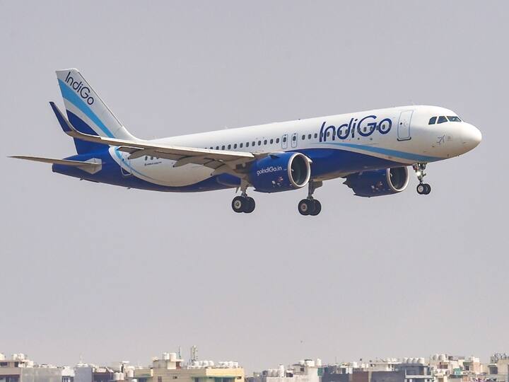 Indigo Flight makes Precautionary Landing In Karachi at pakistan karachi airport after technical defect was detected Indigo Flight: মাঝ আকাশে যান্ত্রিক গোলযোগ, যাত্রী বোঝাই বিমান নামল করাচিতে, গত দুই সপ্তাহে এই নিয়ে দ্বিতীয় বার