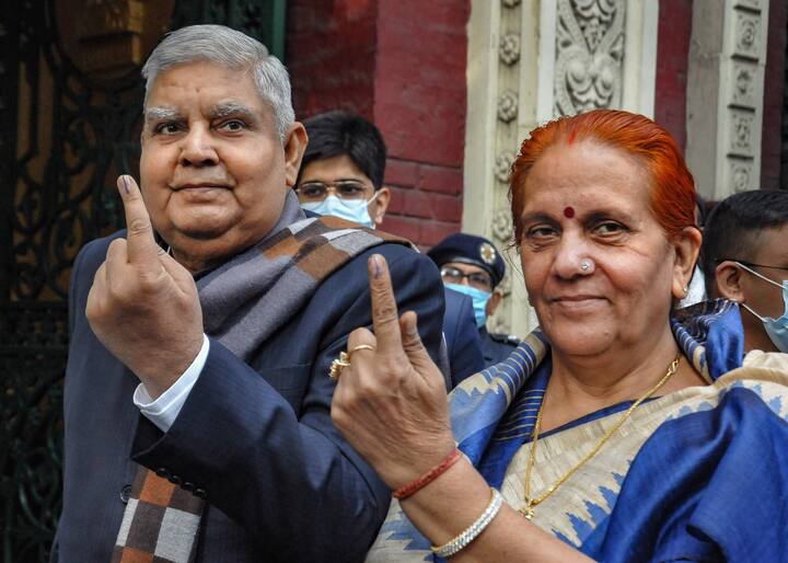 বাংলার রাজ্যপাল পদে যোগদানের পর থেকেই বারবার রাজ্যের সঙ্গে বিরোধ বেঁধেছে রাজ্যপালের। বারবার রাজ্যপালের মন্তব্যের জন্য তীব্র ক্ষোভ দেখিয়েছে রাজ্যের শাসক দল। এরপর উপরাষ্ট্রপতি পদে জগদীপ ধনখড়কে প্রার্থী করার পরে তীব্র কটাক্ষ করেছেন রাজ্যের শাসক দলের নেতারা। ছবি: পিটিআই/গেটি