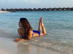 Pics: રંગબેરંગી બિકીની પહેરી દરિયામાં નહાવા પડી 'નાગિન', સામે આવી Mouniની લેટેસ્ટ તસવીરો.......