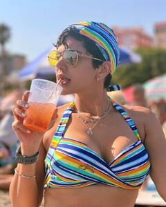 बिंदास Mandira Bedi का बिकिनी लुक फिर हुआ वायरल, फैंस बोले- ग्‍लोबल वार्मिंग का कारण आप ही हो