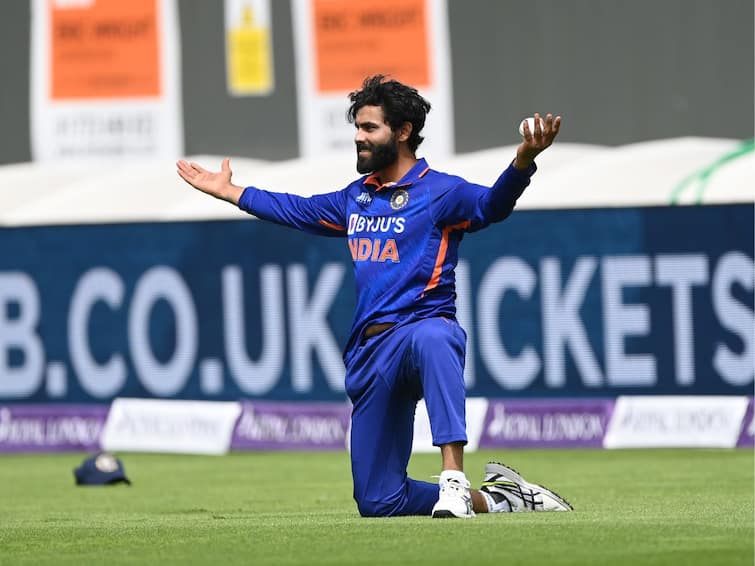 IND vs ENG vs 3rd ODI Ravindra Jadeja Stunning Catch to Dismiss Liam Livingstone India vs England 3rd odi - Watch Video Jadeja Catch: धावला, पडला तरीही झेल नाही सोडला! रवींद्र जाडेजाची जबरदस्त फिल्डिंग, पाहा व्हिडिओ