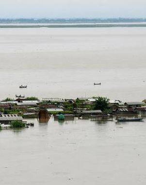 आसामध्ये पुरामुळं जनजीवन विस्कळीत झालं होतं