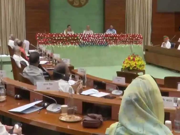 parliament monsoon session all party meeting starts before congres raised quetion on pm nrendra modi  Parliament Session : सरकारने बोलावलेल्या सर्वपक्षीय बैठकीला पंतप्रधान गैरहजर, काँग्रेसकडून प्रश्न उपस्थित