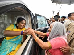 In Pics: వరద ప్రభావిత ప్రాంతాల్లో గవర్నర్ తమిళిసై, వర్షంలోనే బాధితుల వద్దకు - రాత్రంతా రైలులో ప్రయాణం