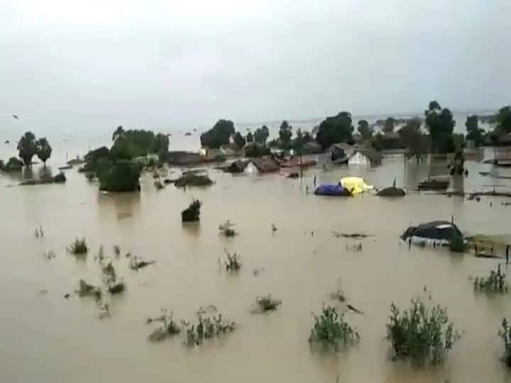 Gadchiroli Rain Sironcha taluka continues to be surrounded by flood 10 thousand citizens of 40 villages have been evacuated Gadchiroli Rain : सिरोंचा तालुक्याला पुराचा वेढा कायम, पूरस्थिती गंभीर, 40 गावांतील 10 हजार नागरिकांचे स्थलांतर
