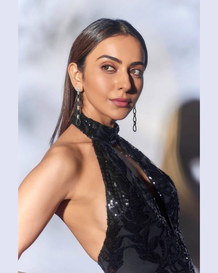 Rakul opted for a minimal makeup look