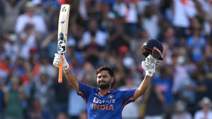 হার্দিক ৭১ রানে আউট হয়ে গেলেও কিন্তু ক্রিজ ছাড়েননি পন্থ। দেখতে দেখতে নিজের প্রথম আন্তর্জাতিক ওয়ান ডে শতরানটিও করে ফেলেন তিনি। ১২৫ রানে অপরাজিত থেকে ভারতকে পাঁচ উইকেটে ম্যাচ জেতান তিনি।