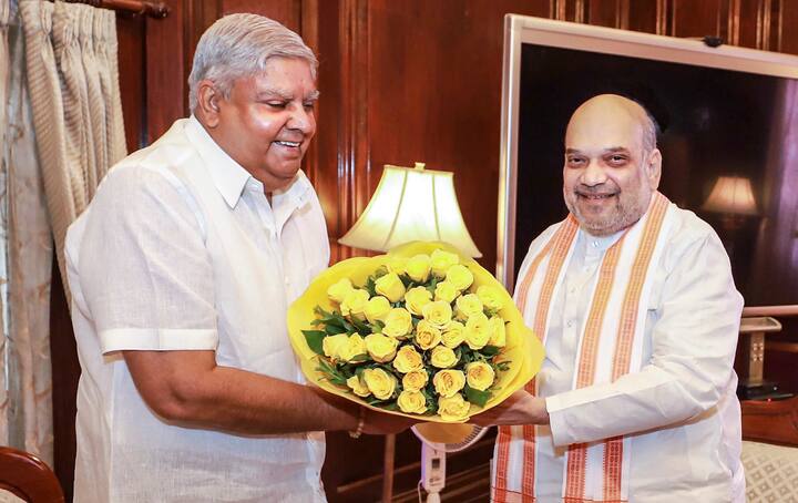 এরপর রাজনীতিতে প্রবেশ জগদীপ ধনখড়ের। ১৯৮৯ সাল, এই বছর রাজস্থানের ঝুনঝুনু থেকে জনতা দলের হয়ে লোকসভা ভোটে জয়ী হন তিনি। ১৯৯০ সালে কেন্দ্রীয় সংসদীয় প্রতিমন্ত্রী হন। ছবি: পিটিআই/গেটি