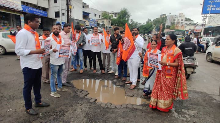 पुणे महानगर पालिकेने खड्डे बुजवण्याच्या कामाला सुरुवात केली आहे