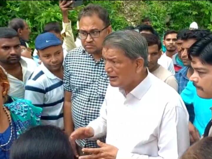 Ramnagar News Former CM Harish Rawat reached the spot after the attack of Tiger ANN Ramnagar News: आदमखोर बाघ के हमले से हुई मौत, ग्रामीणों ने वन विभाग के खिलाफ खोला मोर्चा, हरीश रावत ने किया समर्थन