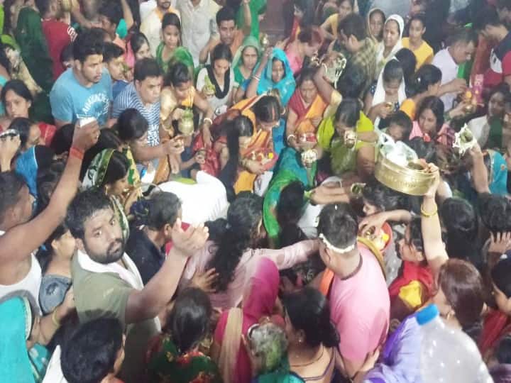 यह तस्वीर हाजीपुर में स्थित बाबा पातालेश्वर नाथ मंदिर की है. हजारों की संख्या में श्रद्धालु सुबह-सुबह दर्शन और जलाभिषेक के लिए पहुंच गए थे. सुबह तीन बजे से रुद्राभिषेक और महाआरती हुई. पूजा के लिए पट तीन बजे से खुल गया था.