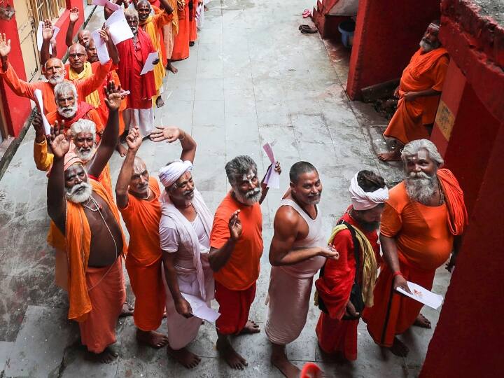 Amarnath Yatra 2022 under CRPF security 5,649 pilgrims left for Baba Barfani darshan from Jammu Amarnath Yatra 2022: कड़ी सुरक्षा के बीच जम्मू से रवाना हुआ एक और जत्था, 5649 तीर्थयात्री शामिल