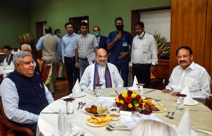 রাজ্যপাল পদে দায়িত্ব নেওয়ার পর থেকে মমতা বন্দ্যোপাধ্যায় সরকারের সঙ্গে বিভিন্ন বিষয়ে মতপার্থক্য হয়। ছবি: পিটিআই/গেটি