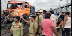 Murshidabad: ফারাক্কা সেতুতে ডাম্পার ও লরির মুখোমুখি সংঘর্ষ, গাড়ির ভিতর আটকে পড়েন এক চালক