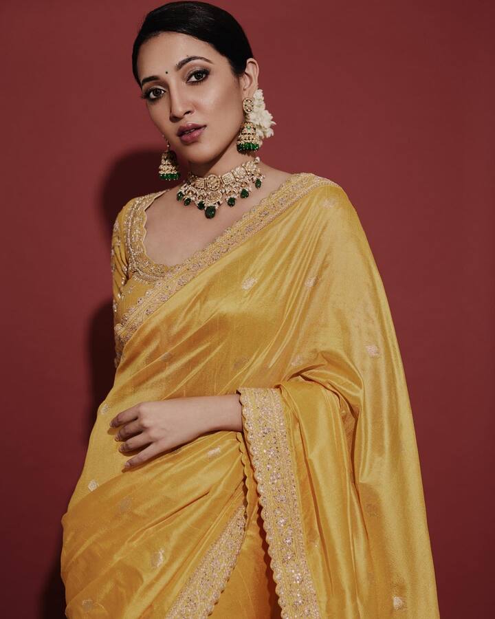 నేహా శెట్టి ఎల్లో చీరలో అందంగా మెరిసింది. -Image Credit:Neha Shetty/Instagram