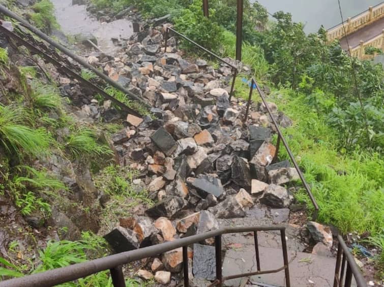 The stones of Vishalgarh fort collapsed tower were kept safe on Ranmandal Hill Vishalgad Fort Landslide : विशाळगडच्या ढासळलेल्या बुरुजाचे दगड रणमंडळ टेकडीवर सुरक्षित ठेवले, सह्याद्री प्रतिष्ठान हिंदुस्थानच्या चारशे कार्यकर्त्यांकडून मोहिम फत्ते