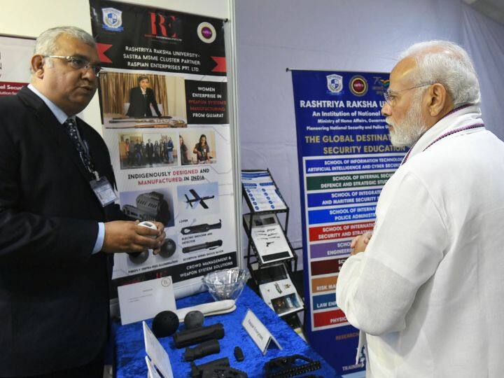 यावेळी पंतप्रधान मोदींनी कार्यक्रमात उपस्थितांना संबोधित करताना सांगितले की, 21 व्या शतकातील भारतासाठी सैन्यातील आत्मनिर्भरतेचे ध्येय खूप महत्त्वाचे आहे. स्वावलंबी नौदलासाठी पहिले स्वावलंबी चर्चासत्र आयोजित करणे, हे या दिशेने एक महत्त्वाचे पाऊल आहे.