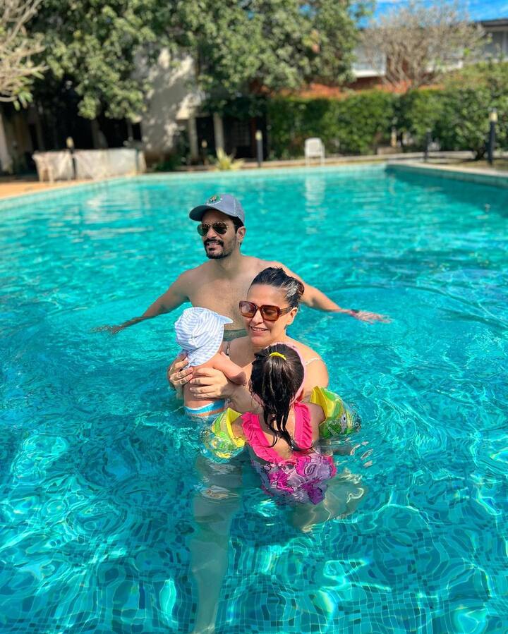 નેહા ધૂપિયાએ અંગદ બેદી સાથે લગ્ન કર્યા છે. નેહાને બે બાળકો છે તેના નામ મેહર અને ગુરિક છે