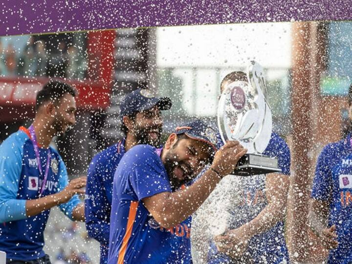  IND vs ENG ODI: शैम्पेन की बरसात के बीच अर्शदीप ने उठाई ट्रॉफी, टीम इंडिया ने ऐसे मनाया जीत का जश्न
