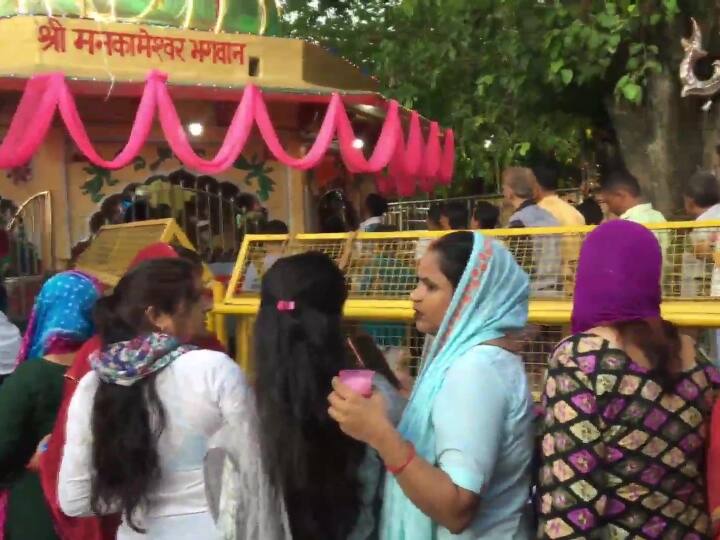 आज सावन महीने के पहले सोमवार को प्रयागराज के एक मंदिर में भक्त अधिक संख्या में पहुंचे और भगवान शिव की पूजा-अर्चना की