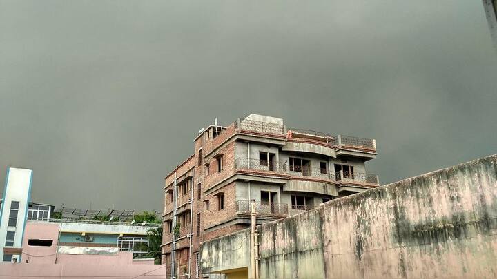 এমন মরসুমে ব্রণর বাড়বাড়ন্ত আটকাতে কয়েকটা দিকে খেয়াল রাখতে বলেন বিশেষজ্ঞরা। যার অন্যতম 'টোনার' ব্য়বহার।