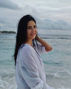 Vicky Katrina: মলদ্বীপে নীল সমুদ্র সাক্ষী রেখে যেন নতুন করে ভিকির প্রেমে পড়লেন ক্যাটরিনা!