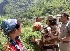 Chamoli News: चमोली में महिलाओं से चारा पत्ती छीनने के मामले ने पकड़ा तूल, सीएम धामी से कार्रवाई की मांग