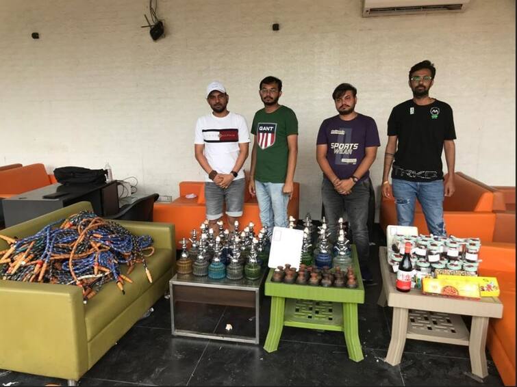 he Gandhinagar State Monitoring Cell raided the Hookah Bar Hookah Bar: અમદાવાદમાં આ જગ્યાએ ઝડપાયું હુકાબાર, નજારો જોઈ તમે પણ ચોંકી જશો