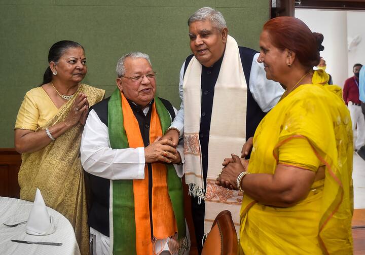 তৃণমূলে দলগত ভাবে ধনকড়ের প্রবল বিরোধিতা করলেও প্রত্যাশিত ভাবেই ধনখড় সমর্থন পেয়েছেন বিরোধী বিজেপির থেকে। রাজ্যের ভঙ্গুর গণতন্ত্র রক্ষায় তিনি জনগণের রাজ্যপাল হিসেবে কাজ করছেন বলে দাবি গেরুয়া শিবিরের।