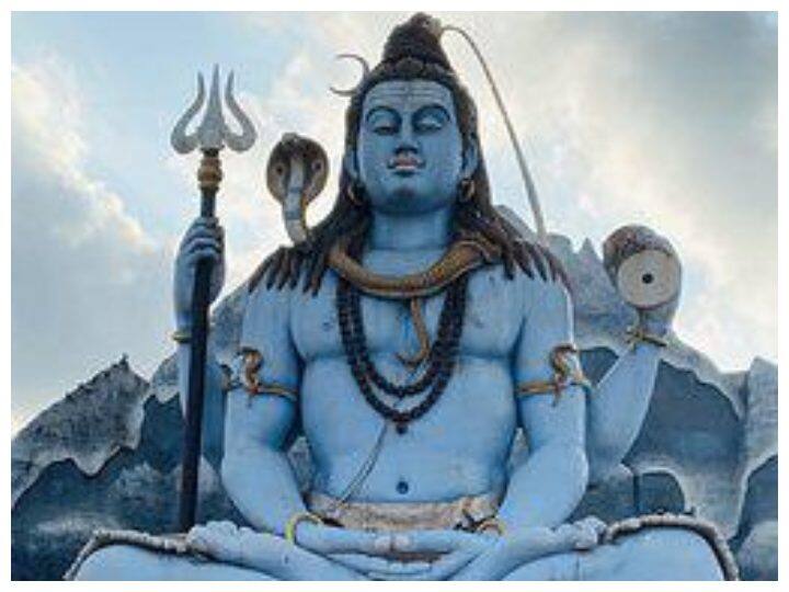 आज हम आपको बताएंगे कि पहले दिन आप दिल्ली में हैं तो कौन कौन मंदिर भोलेबाबा के दर्शन के लिए जा सकते हैं. वैसे आज के दिन मंदिरों की सजावट देखते ही बनती है. आइए जानते हैं दिल्ली के इन फेमस मंदिरों के बारे में.