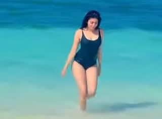 બ્લેક મોનોકોનીમાં પ્રણિતા સુભાષે દરિયા વચ્ચે લગાવી આગ, જુઓ વાયરલ વીડિયો