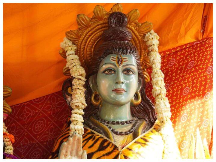 चांदनी चौक का श्री गौरी शंकर मंदिर: सबसे पूराने मंदिरों में से एक है चांदनी चौक का ये गौरी शंकर मंदिर. सावन के पहले सोमवार और आखिरी सोमवार को आप यहां दर्शन के लिए जा सकते हैं. यहां भक्तों का भालेबाबा के दर्शन के लिए तांता लगा रहता है. सावन महीने में इस मंदिर की सजावट देखते बनती है.