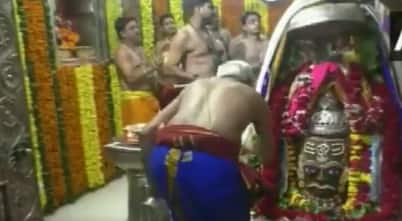 Sawan Somvar 2022: सावन पहले सोमवार पर UP से बिहार तक भगवान शिव के दर्शन के लिए उमड़े श्रद्धालु, गंगा में किया स्नान, देखें तस्वीरें