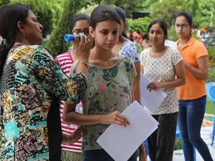 NEET 2022: ஆடையை அவிழ்க்க சொல்வது நடைமுறையா? தொடரும் நீட் தேர்வு அவலங்கள்; கதறும் மாணவர்கள்!