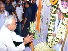Nitish Kumar: पूर्व मंत्री नरेंद्र सिंह को श्रद्धांजलि देने जमुई पहुंचे सीएम नीतीश कुमार, परिजनों से भी की मुलाकात
