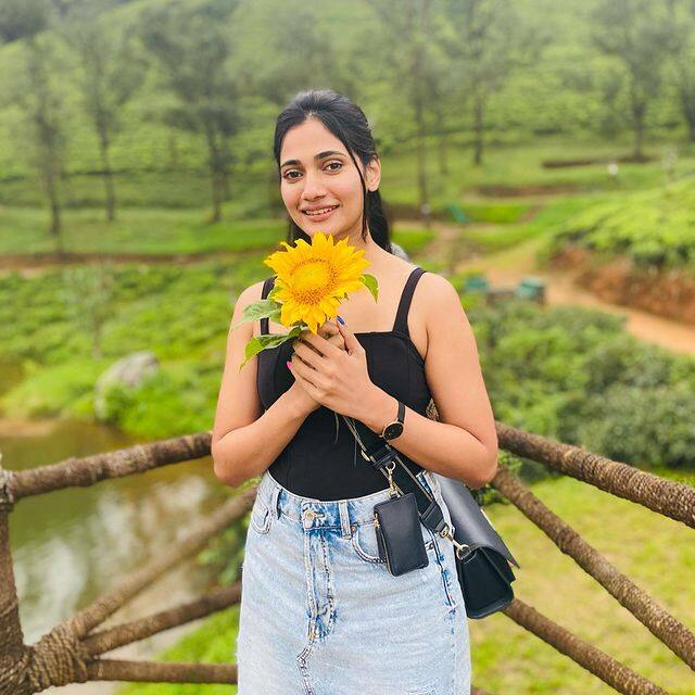 அப்பாவி போல என்ன பாத்து நடிக்குறியே..