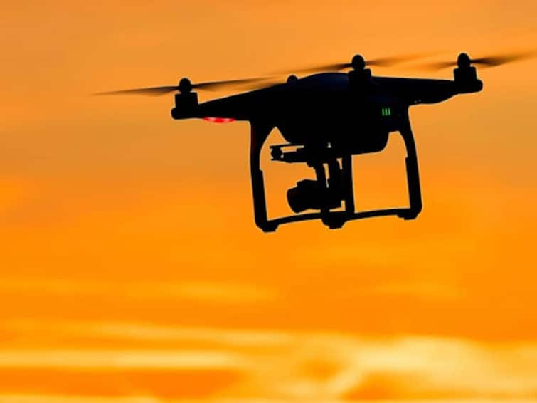 Drones were seen at night in villages of Panchmahal and Mahisagar districts, atmosphere of fear among the villagers પંચમહાલ અને મહીસાગર જિલ્લાના ગામડાઓમાં રાત્રે ડ્રોન દેખાતા ગ્રામજનોમાં ભયનું વાતાવરણ, જુઓ ડ્રોનનો વિડીયો