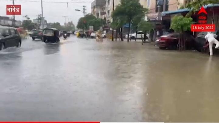 शहरातील रस्त्यांवर सुद्धा पाणीच पाणी पाहायला मिळत आहे.