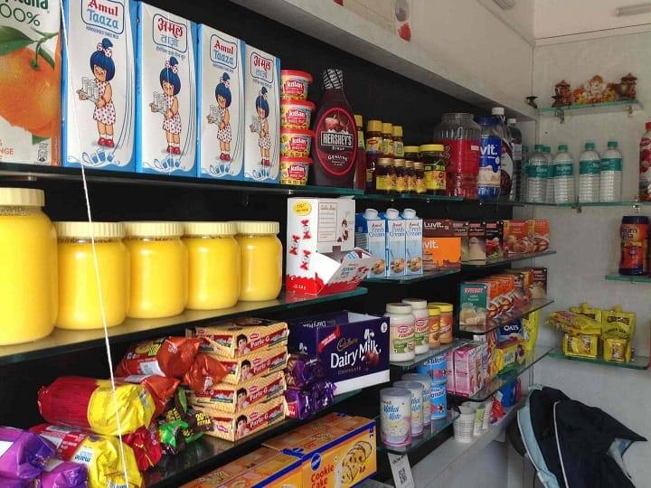 केंद्रीय वित्त मंत्रालय ने अनाज से लेकर दालों और दही से लेकर लस्सी तक खाद्य पदार्थों पर जीएसटी लगाए जाने से संबंधित बार-बार पूछे जाने वाले सवालों पर स्पष्टीकरण जारी किया है. इसमें कहा गया है कि जीएसटी उन उत्पादों पर लगेगा जिनकी आपूर्ति पैकेटबंद सामग्री के रूप में की जा रही है. हालांकि, इन पैकेटबंद सामान का वजन 25 किलोग्राम से कम होना चाहिए.