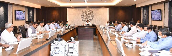 ఈ వీడియో కాన్ఫరెన్స్‌లో వరద ప్రభావిత జిల్లాల కలెక్టర్లు, ఇతర అధికారులు, నీటిపారుదల అధికారులు పాల్గొన్నారు.