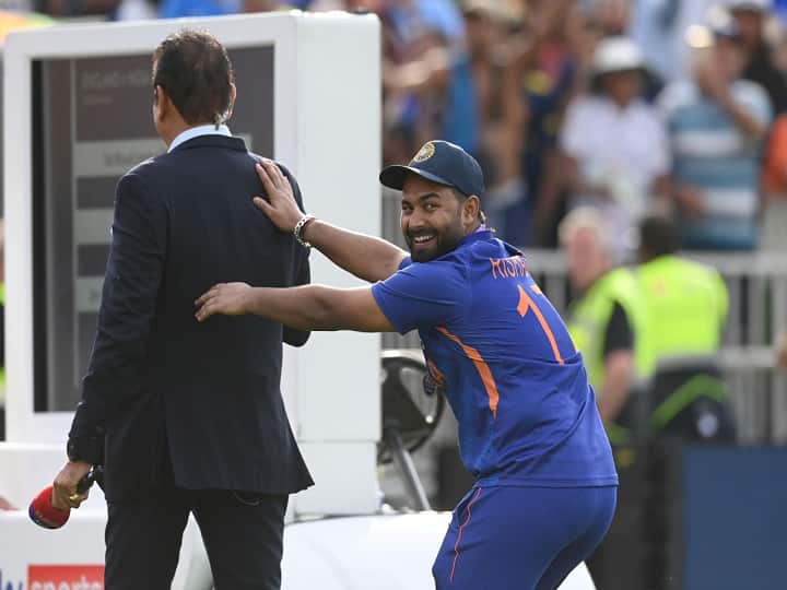 IND vs ENG: Rishabh Pant gifts his Champagne bottle to Former Coach Ravi Shastri after 3rd ODI match against England at Manchester Watch Video: எல்லாமே நீங்கதான்.. இந்த பாட்டில் உங்களுத்தான்.. ரவி சாஸ்திரிக்கு அடடே பரிசைக் கொடுத்த பண்ட்!
