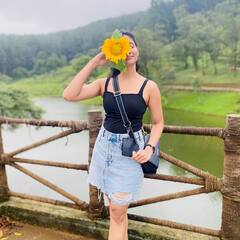 Losliya Mariyanesan:மயக்கிரியே... சிரிக்குறியே...  சாமந்தியும் லாஸ்லியாவும்...!