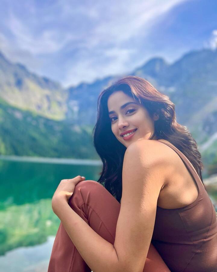 Janhvi Kapoor Photos : બોલીવૂડ અભિનેત્રી જાહ્નવી કપૂર તેની ફિલ્મો કરતાં સોશિયલ મીડિયા પર તેના લૂક અને પોસ્ટને કારણે વધુ ચર્ચામાં રહે છે.