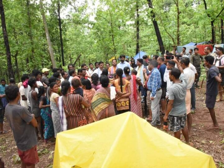 Bijapur Chhattisgarh Village submerged in flood due to heavy rains 50 families living in hills ANN Bijapur News: बाढ़ के पानी में डूबा पूरा गांव, पहाड़ी पर रहने को मजबूर 50 परिवार, अब प्रशासन ने उठाया कदम