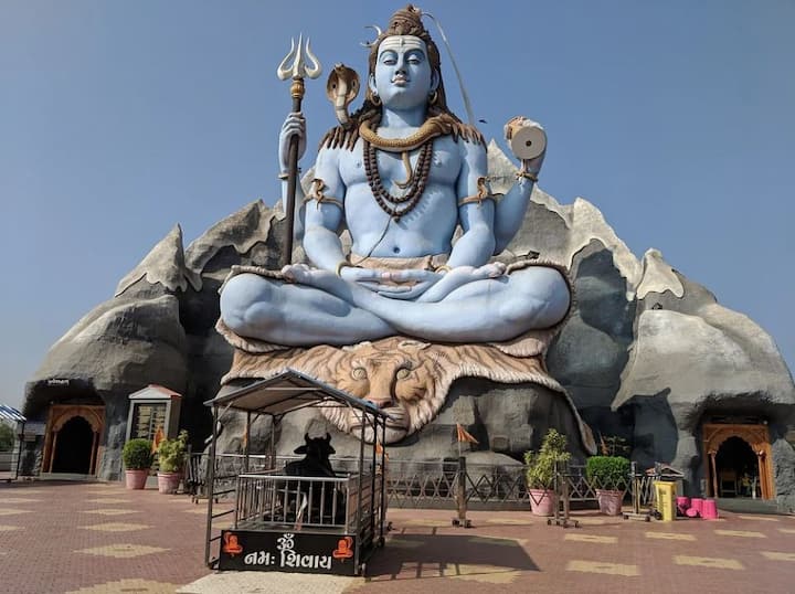শাস্ত্র মতে পূর্ব দিকে মুখ করে বা পশ্চিম দিকে দাঁড়িয়ে শিবলিঙ্গে জল অর্পণ করবেন না। পরিবর্তে সবসময় উত্তর দিকে মুখ করে শিবলিঙ্গে জল অর্পণ করুন।